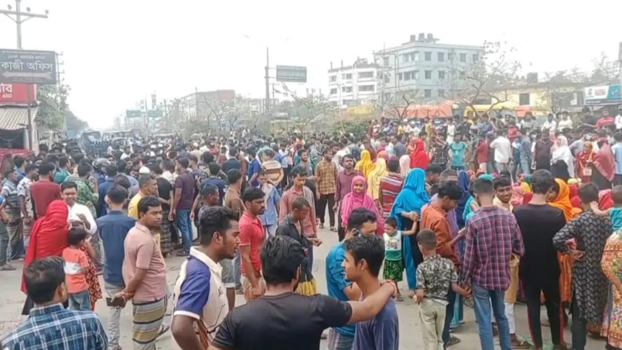 গাজীপুরে ঈদ বোনাসসহ বিভিন্ন দাবিতে শ্রমিক বিক্ষোভ, সড়ক অবরোধ