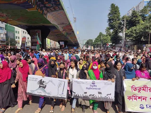 মহাখালীতে তিতুমীর কলেজের শিক্ষার্থীদের সড়ক-রেললাইন অবরোধ