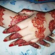 মেহেদি মাখা হাত বাড়িয়ে