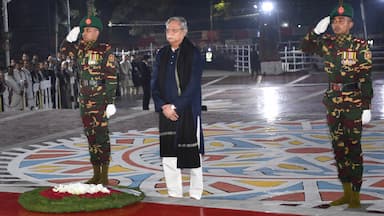 ভাষা শহিদদের প্রতি রাষ্ট্রপতি ও প্রধানমন্ত্রীর শ্রদ্ধা নিবেদন