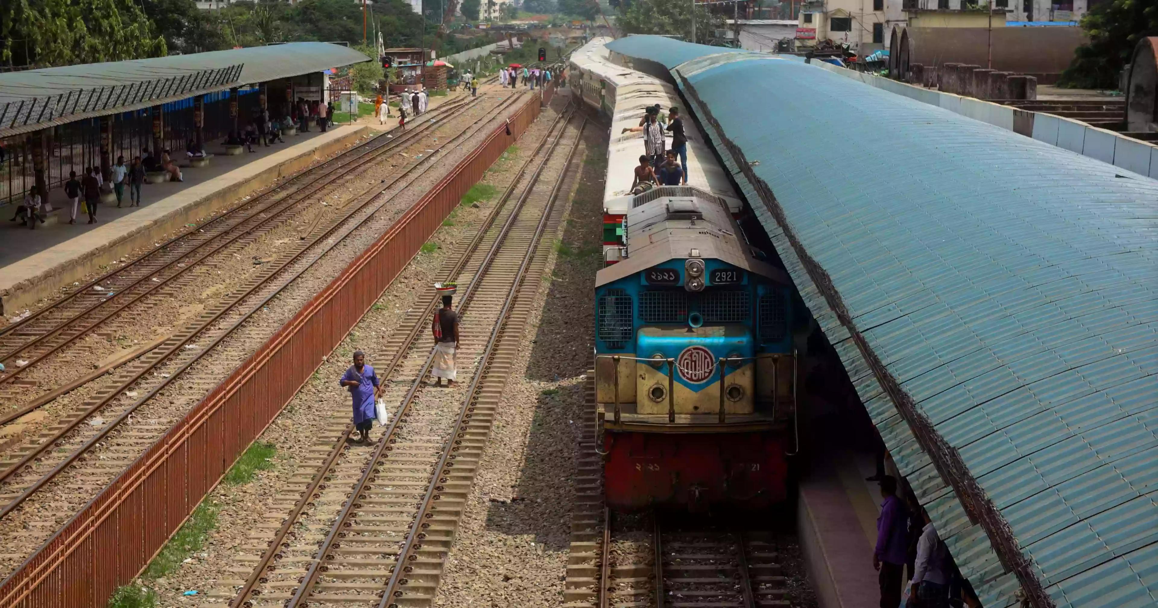 সারা দেশে ট্রেন চলাচল বন্ধ, ভোগান্তিতে যাত্রীরা