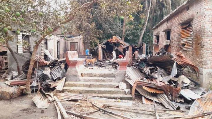 প্রবাসীর বসতবাড়িতে দুর্বৃত্তের দেওয়া আগুনে সব মালামাল ভস্মিভূত