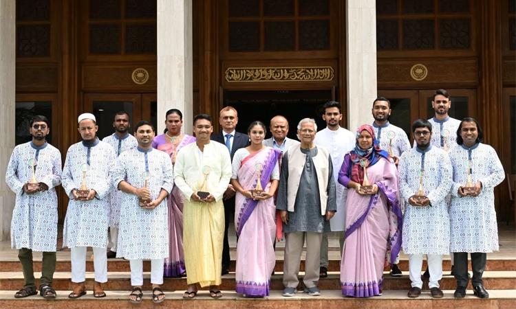 প্রধান উপদেষ্টা ১২ তরুণকে ‘ইয়ুথ ভলান্টিয়ার অ্যাওয়ার্ড’ দিলেন