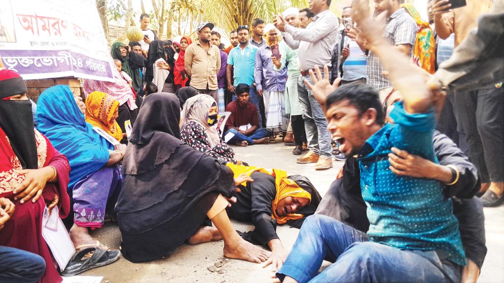 লিবিয়ায় মানব পাচার: স্বজনের পথ চেয়ে আদালত চত্বরে আছাড়ি-পিছাড়ি